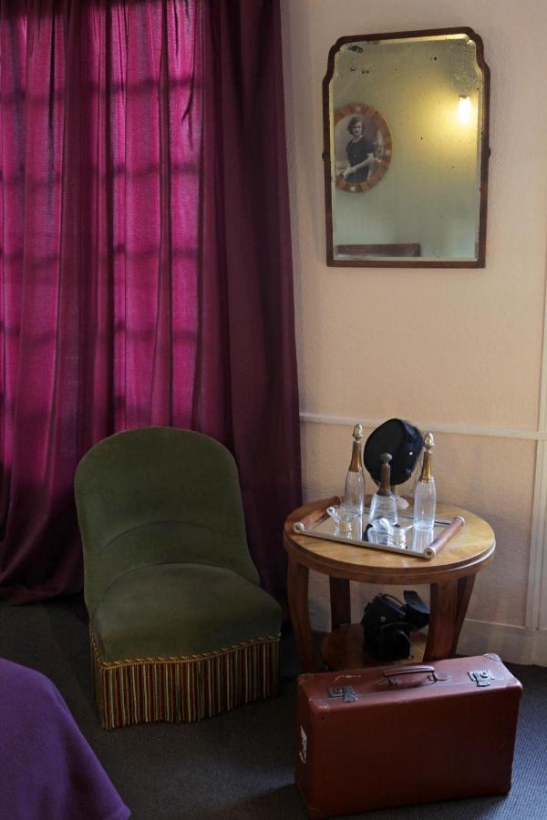 Hotel Auberge Des Remparts ลาวาล ภายนอก รูปภาพ