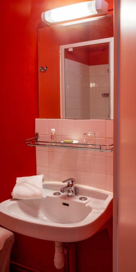 Hotel Auberge Des Remparts ลาวาล ภายนอก รูปภาพ