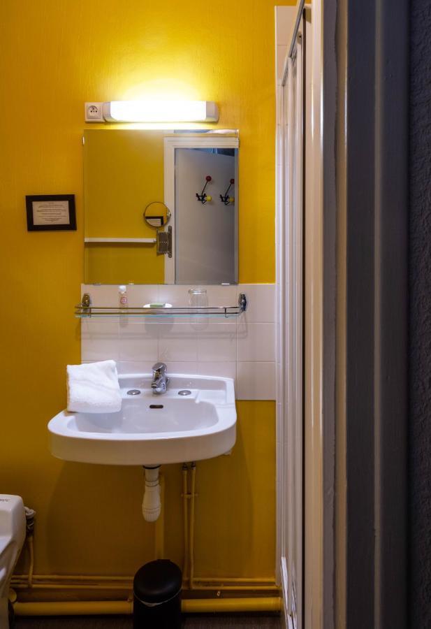 Hotel Auberge Des Remparts ลาวาล ภายนอก รูปภาพ