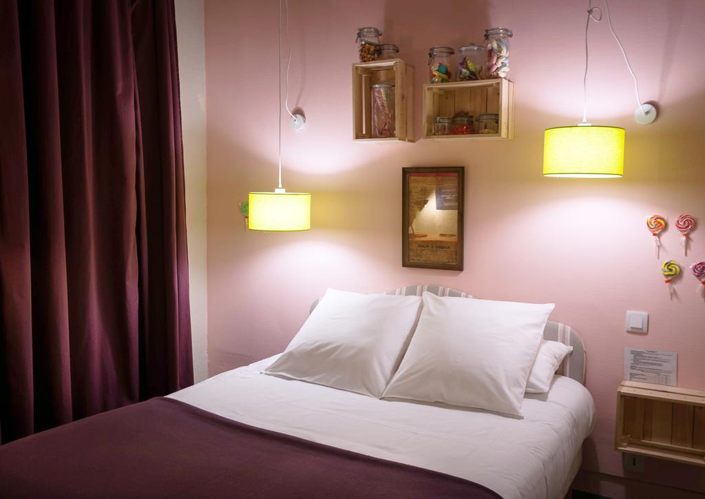 Hotel Auberge Des Remparts ลาวาล ภายนอก รูปภาพ