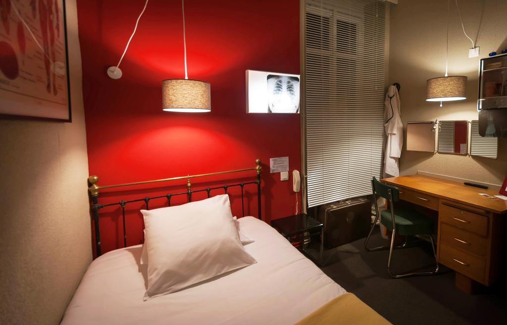 Hotel Auberge Des Remparts ลาวาล ภายนอก รูปภาพ