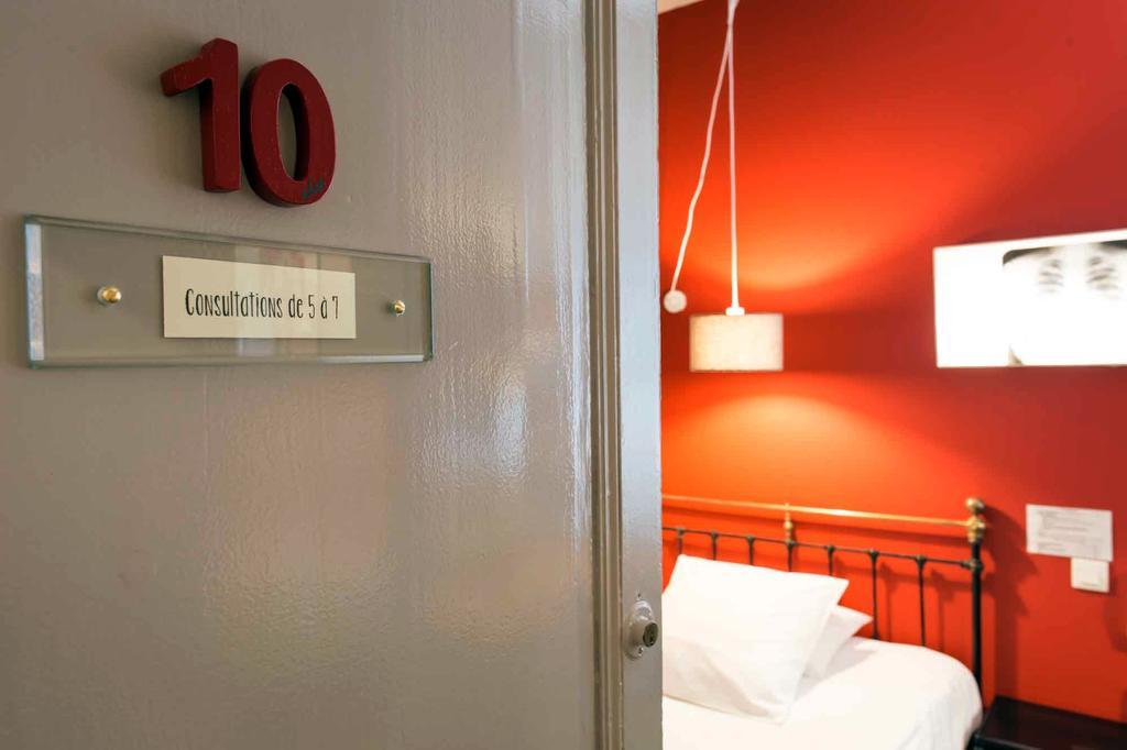 Hotel Auberge Des Remparts ลาวาล ภายนอก รูปภาพ