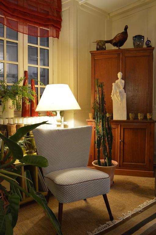 Hotel Auberge Des Remparts ลาวาล ภายนอก รูปภาพ