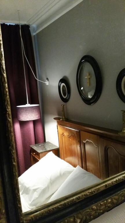 Hotel Auberge Des Remparts ลาวาล ภายนอก รูปภาพ