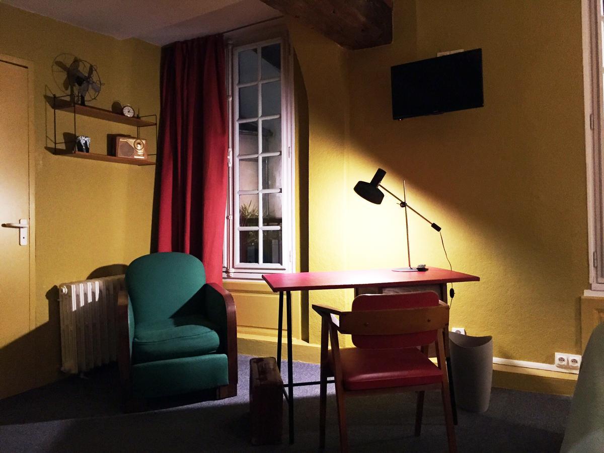 Hotel Auberge Des Remparts ลาวาล ภายนอก รูปภาพ