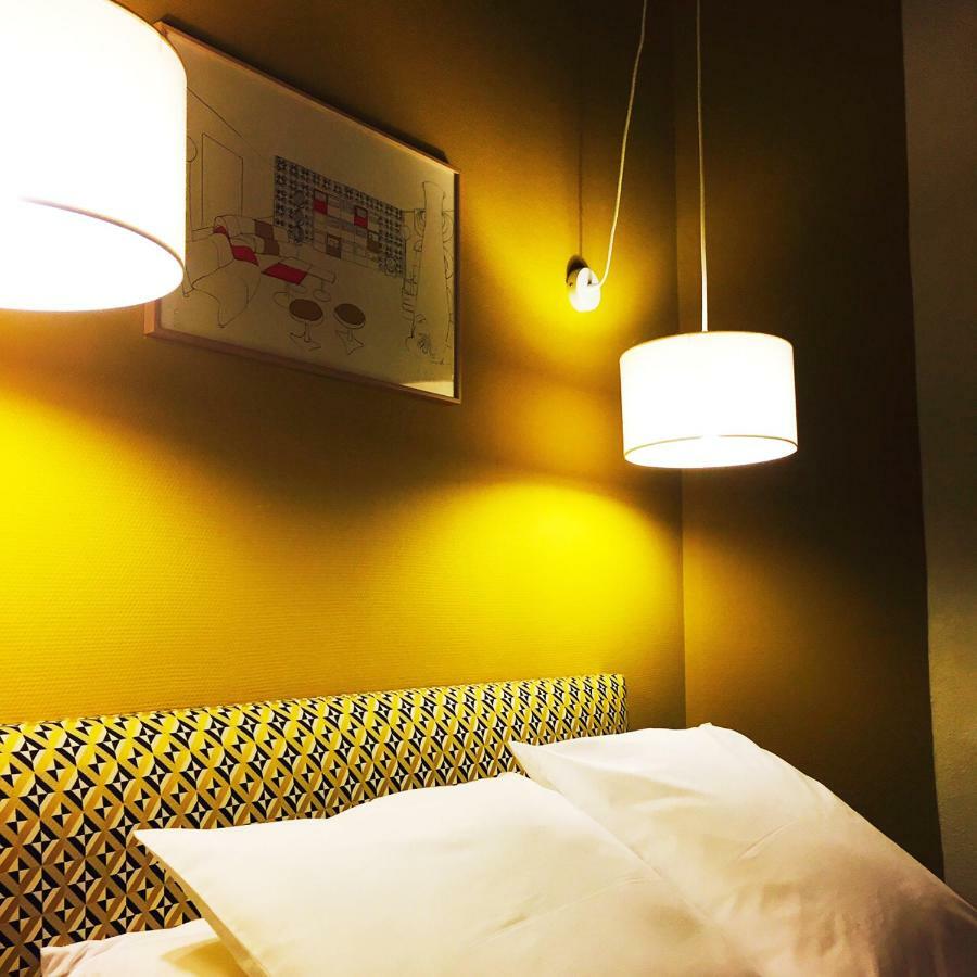 Hotel Auberge Des Remparts ลาวาล ภายนอก รูปภาพ